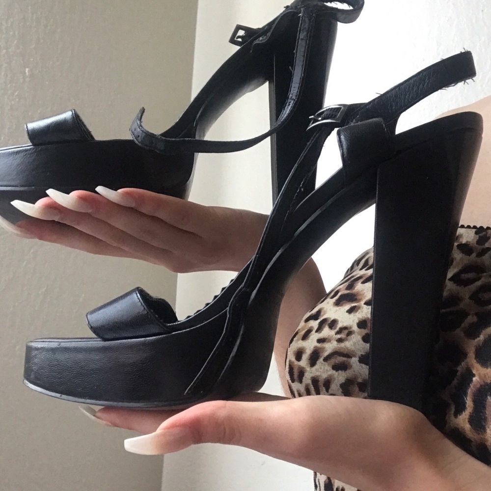 GUESS BY MARCIANO BLACK STRAPPY HEELS